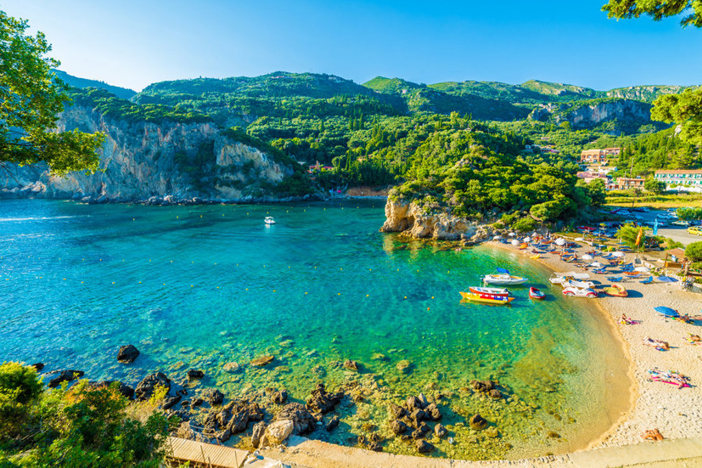 Strandbaai met helderblauw water en groene heuvels tijdens Familiereis Zuid-Oost Europa in Montenegro.
