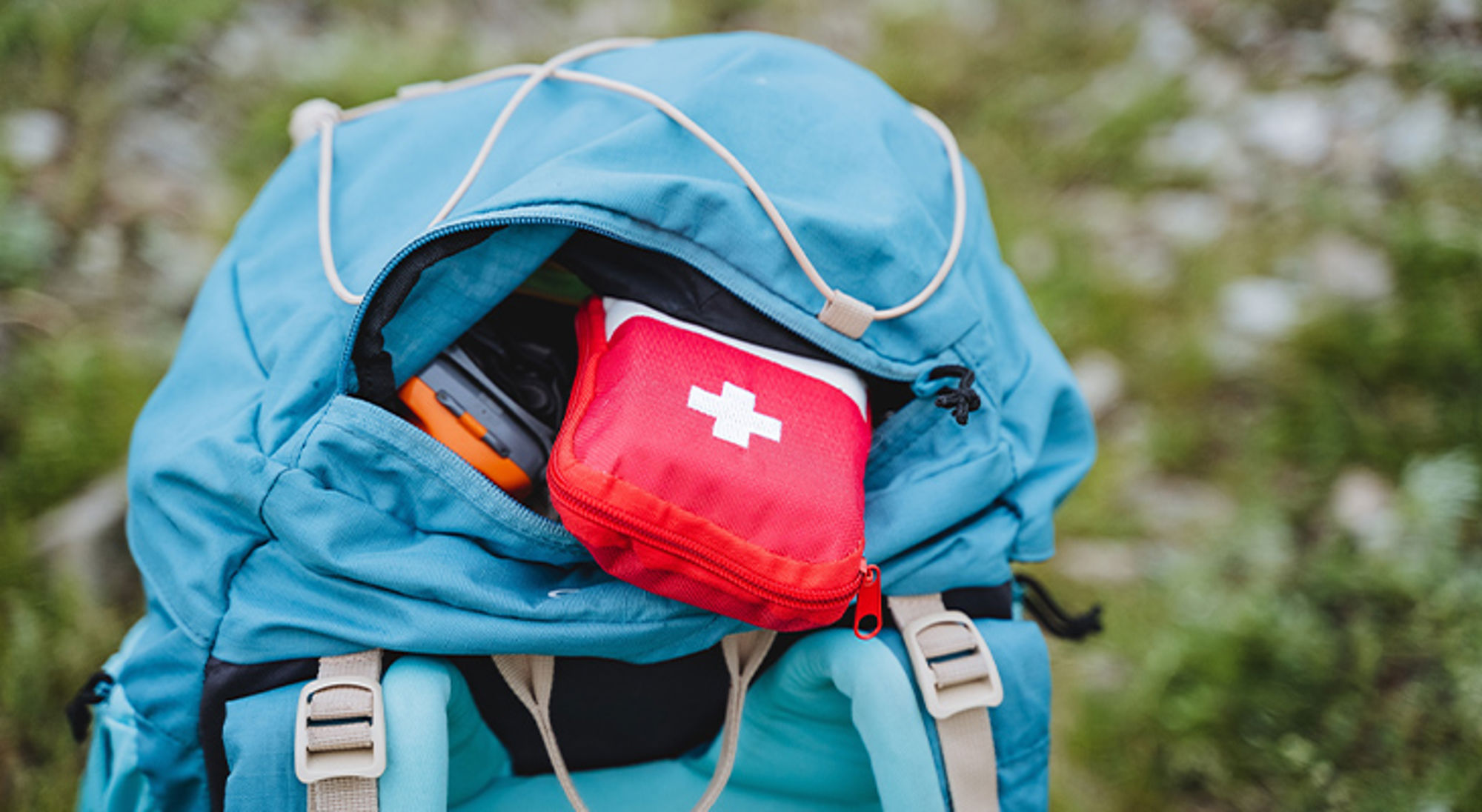 Backpack inpakken Rugzak met EHBO-kit en outdooruitrusting voor een wandel- of reisavontuur.