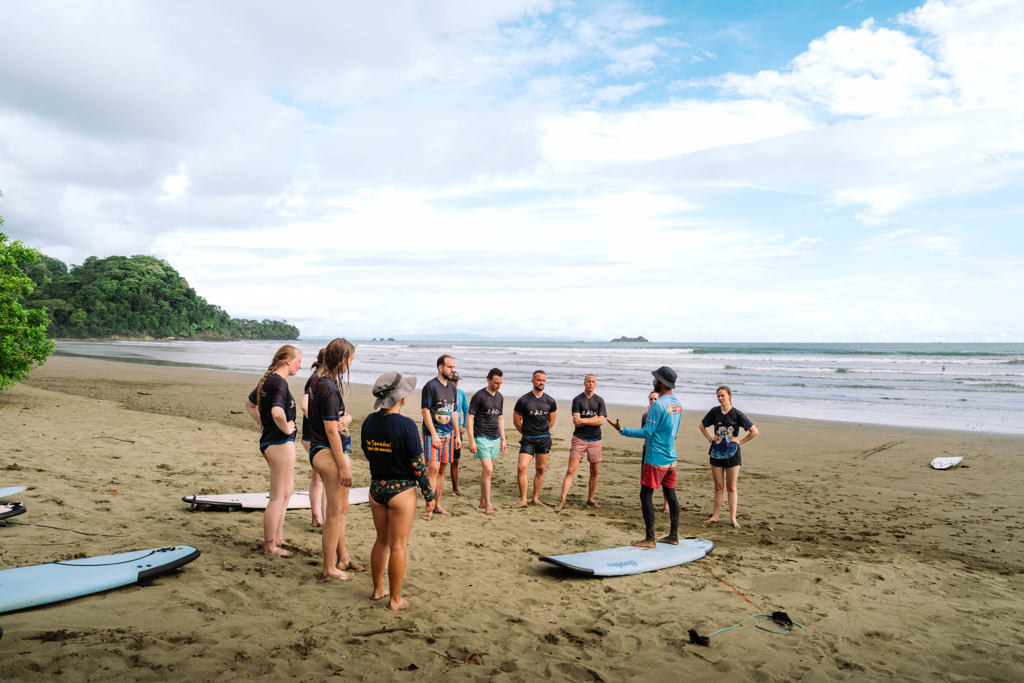 Surfles voor een 22-35ers groep op het strand in Costa Rica.
