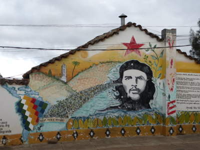 Muurschildering van Che Guevara in Vallegrande, Bolivia, langs de route Bolivia en Chili.