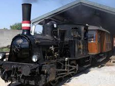 Stoomlocomotief met houten wagons op het station, route Sri Lanka en Malediven.