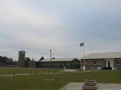 Robbeneiland bij Kaapstad met gevangenisgebouwen en de Zuid-Afrikaanse vlag.