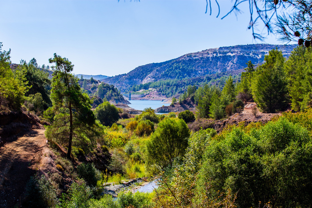 Groene vallei met rivier en bergen op Cyprus tijdens de familiereis Cyprus kort.