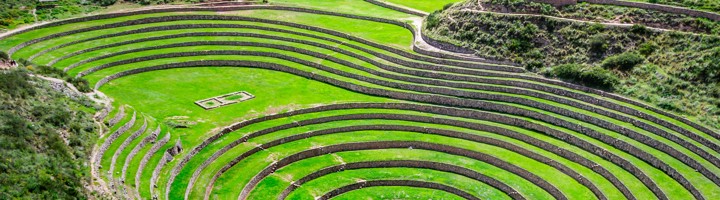 Terrasvormige Inca-landbouwterrassen van Moray in de Sacred Valley, Peru.