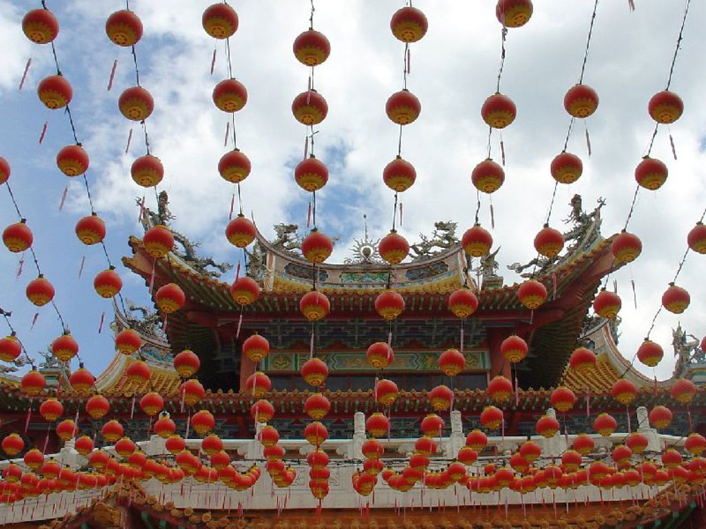 Chinese tempel met rode lampionnen tijdens rondreis Maleisië hoogtepunten.