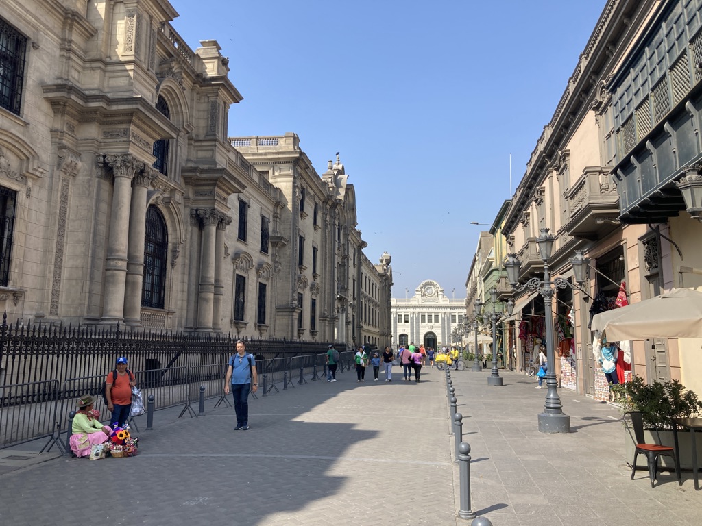 Straat in historisch centrum van Lima, Peru, met koloniale gebouwen en wandelende mensen.