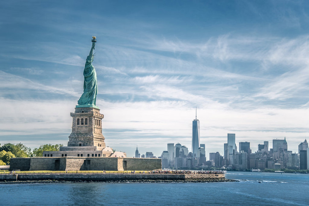 Vrijheidsbeeld met skyline van Manhattan in New York tijdens rondreis door de Verenigde Staten.