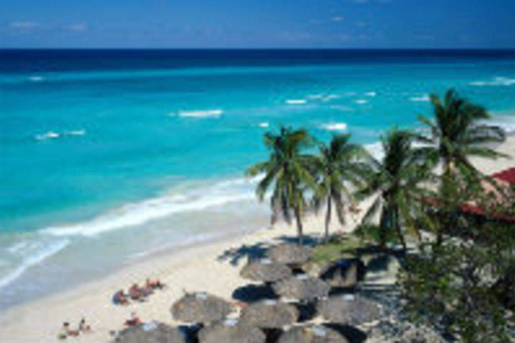 Tropisch strand in Cuba met palmbomen en turquoise zee tijdens de familiereis Cuba Hoogtepunten.