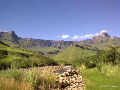 Groene bergen en rotsige rivier in de Drakensbergen op route Johannesburg - Kaapstad.