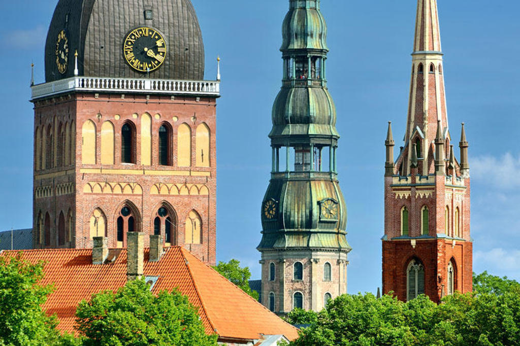 Kerktorens van de Dom van Riga in Letland tijdens familiereis Polen en Baltische Staten.