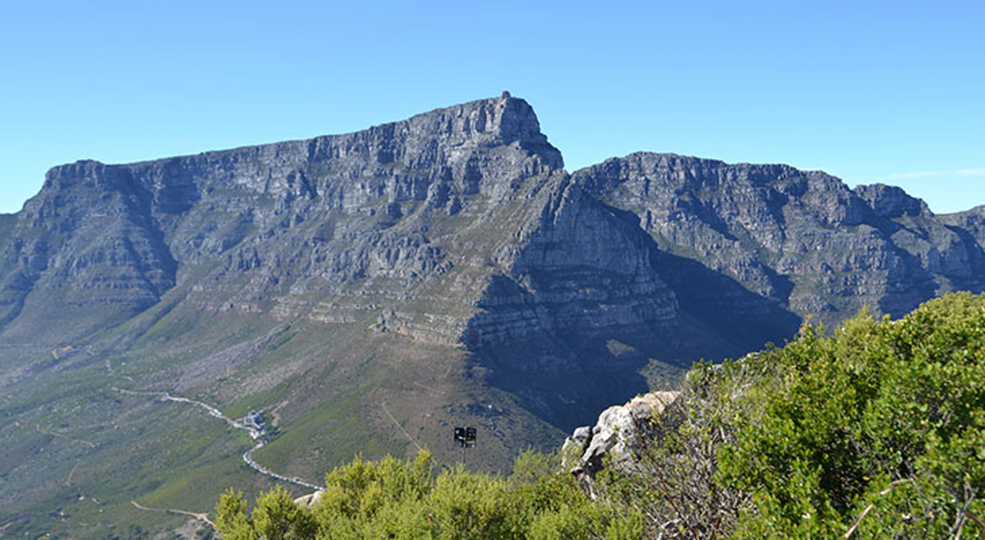 Tafelberg Uitzicht op de Tafelberg bij Kaapstad, Zuid-Afrika, onder een heldere blauwe lucht.