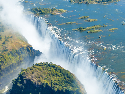 de Victoria Falls met nevel boven de Zambezi-rivier.