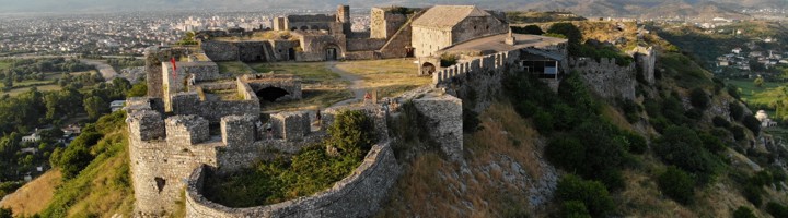 Rozafa-kasteel bij Shkodër met uitzicht op de stad en de Albanese Alpen.