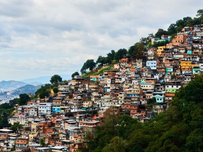 Kleurrijke huizen op een heuvel in Rio de Janeiro tijdens de Route Brazilië.
