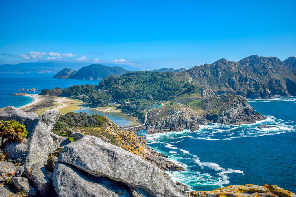 Uitzicht op rotsachtige kust en baai aan de Atlantische Oceaan tijdens familiereis Spanje & Portugal.