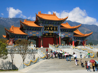 Traditionele Chinese tempel met oranje dak en bezoekers, tegen de bergen tijdens een groepsrondreis China.