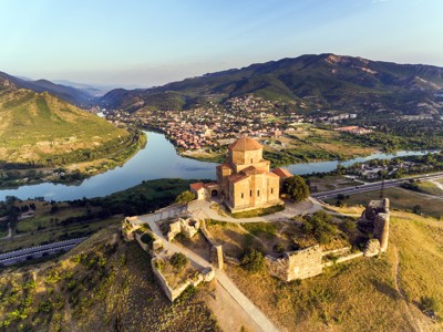 Jvari-klooster bij Mtskheta met uitzicht op de samenvloeiing van de rivieren Mtkvari en Aragvi, Georgië.