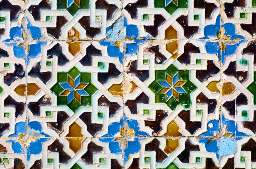 Detail van kleurrijke Moorse azulejos-tegels met geometrisch patroon in Andalusië, Spanje.