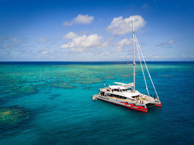 Catamaran op het turquoise water van het Great Barrier Reef tijdens Route Australië.