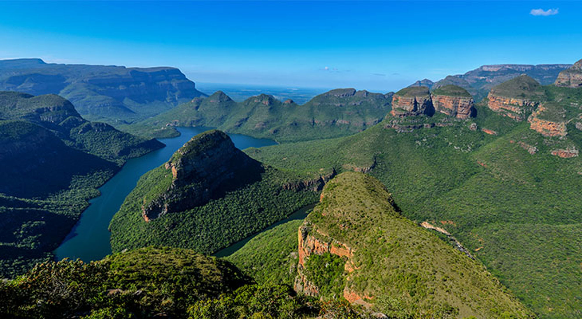 Uitzicht op de Drie Rondavels Panorama over de Blyde River Canyon met de Three Rondavels en de kronkelende rivier, Zuid-Afrika.