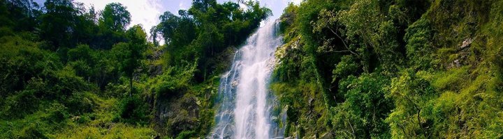 Materuni watervallen in Tanzania, omringd door tropisch groen.