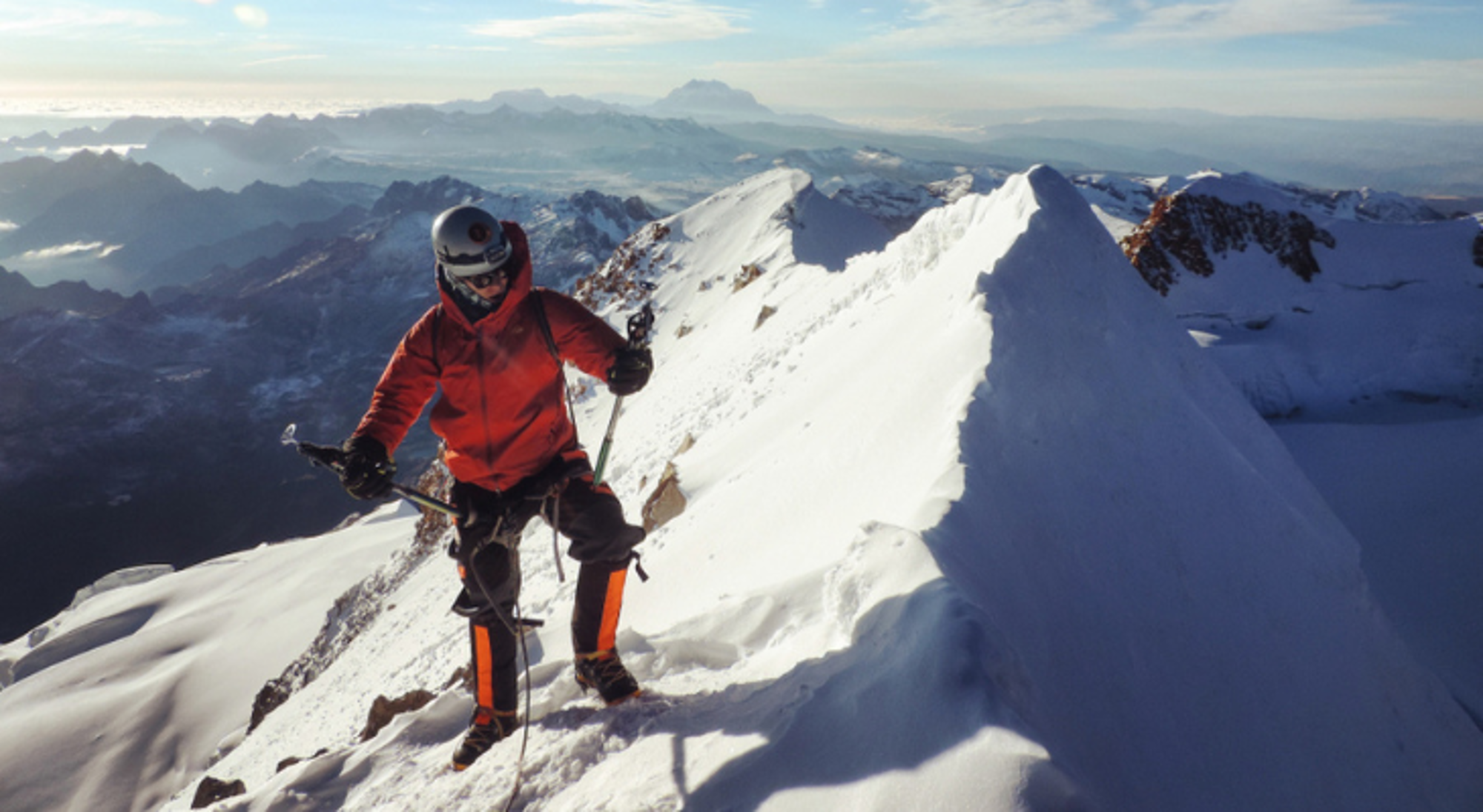 Bergklimmer Huayna Potosi Bergbeklimmer op een besneeuwde bergkam in Bolivia, met uitzicht op de Andes.