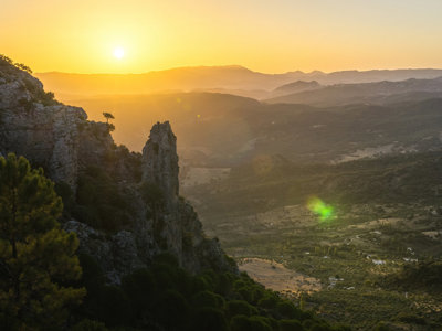 Zonsondergang boven de bergvalleien en rotsformaties van Andalusië tijdens de Route Andalusië-wandeling.