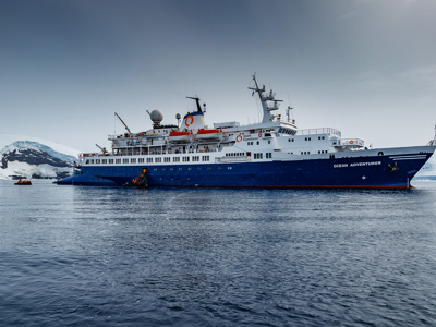 Expeditiecruiseschip Ocean Adventurer voor de kust van Spitsbergen.