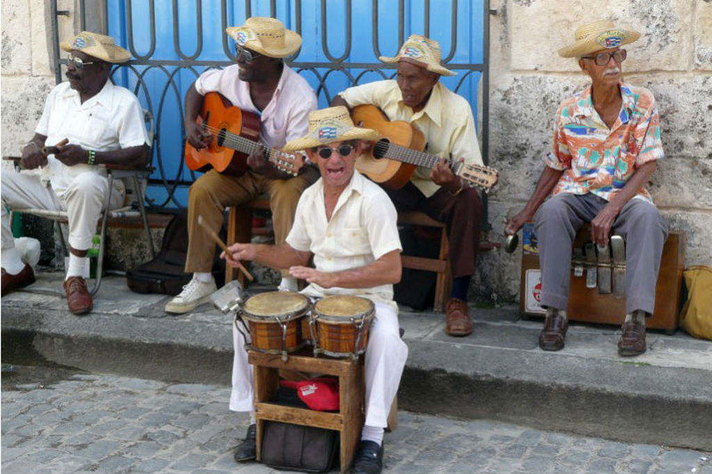 Cubaanse straatmuzikanten met gitaren en bongo’s in Havana, Cuba.
