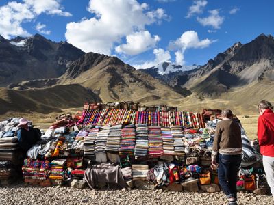 Marktstalletje met kleurrijke Andes-textiel op de hoogvlakte tijdens de route Argentinië, Bolivia en Peru.