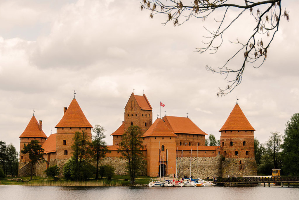 Kasteel Trakai in Litouwen aan het meer, met rode daken en zeilboten, tijdens familiereis Polen en Baltische Staten.