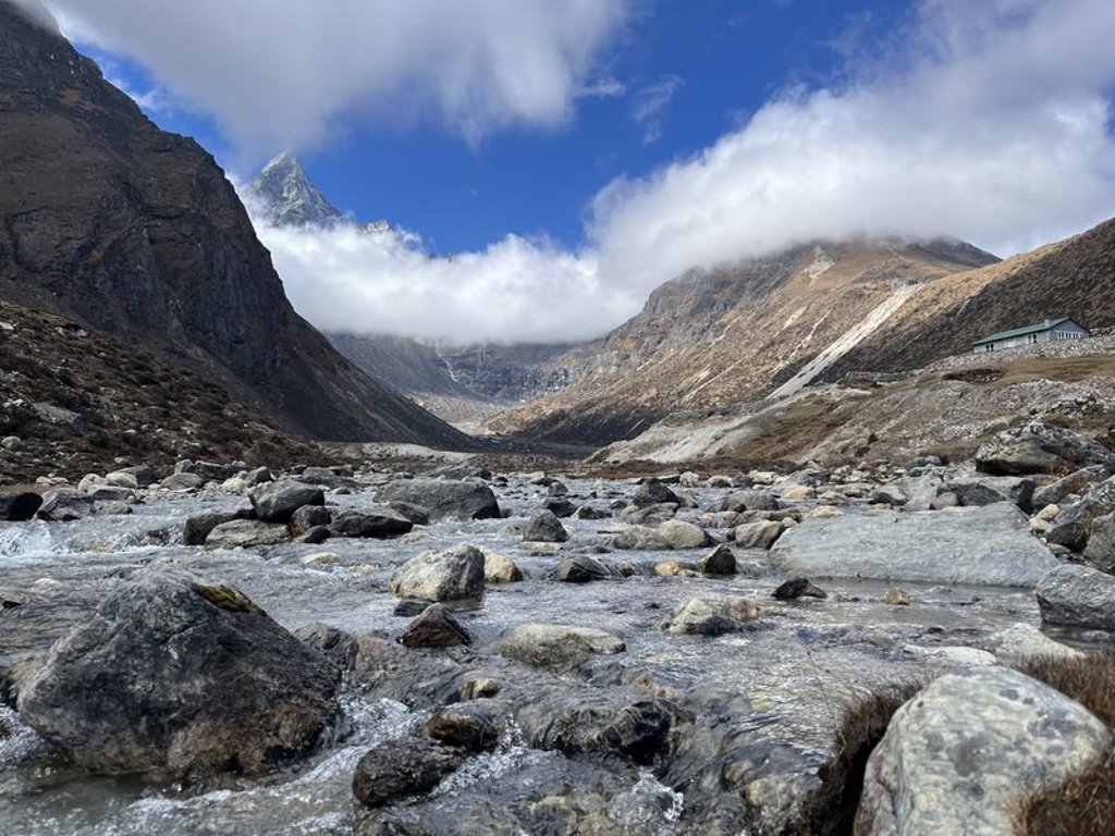 Groepsrondreis Nepal Everest: trektocht door een groene bergvallei in de Himalaya.