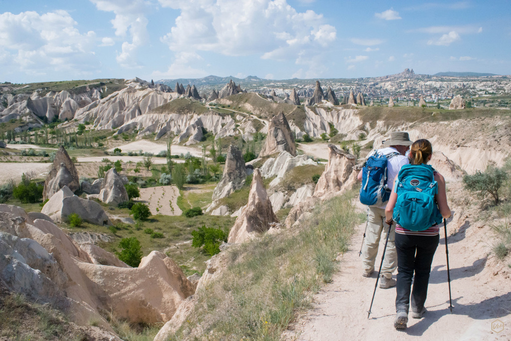 Wandelaars met rugzakken op pad langs rotsformaties in Cappadocië, Turkije.