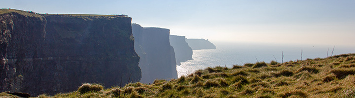 Kliffen van Moher aan de Ierse westkust, met steile rotswanden en uitzicht over de Atlantische Oceaan.