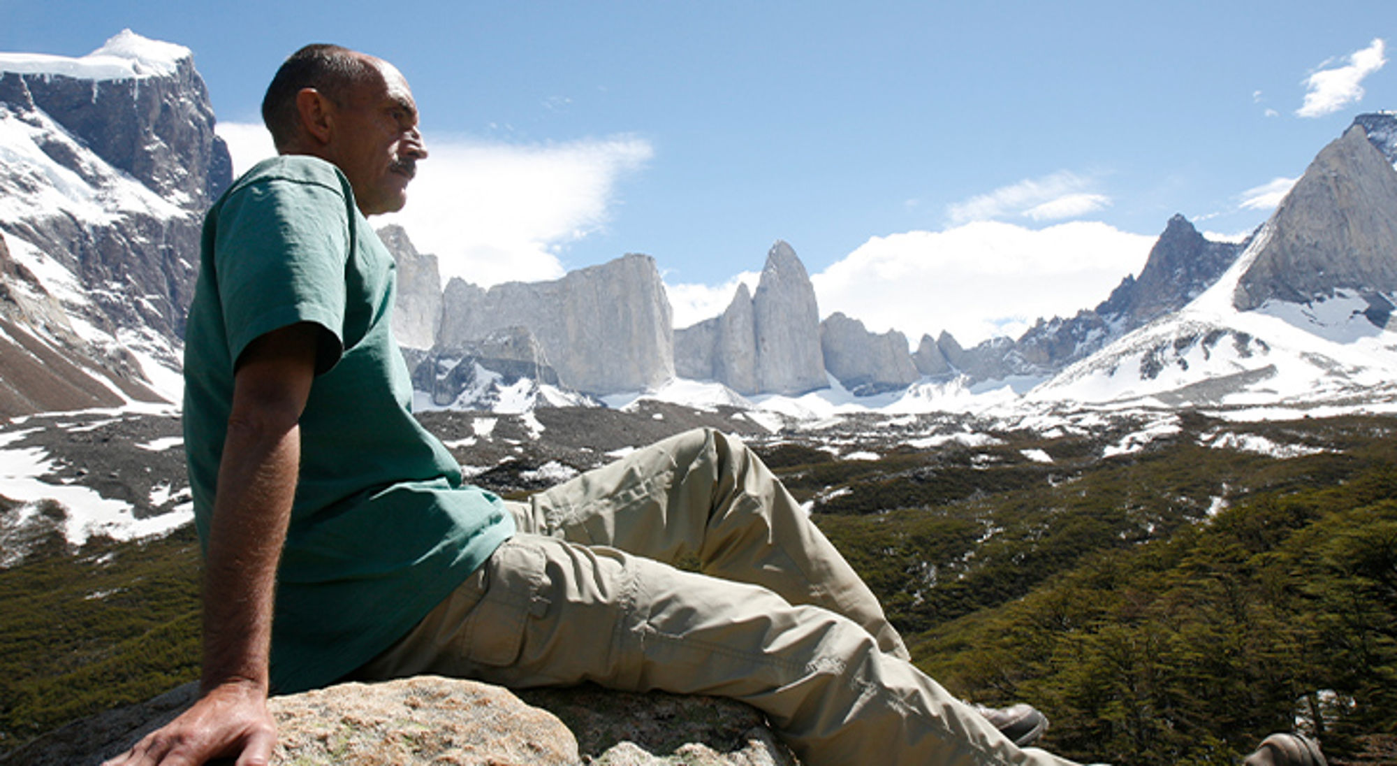 Man geniet van uitzicht op besneeuwde bergtoppen en rotsformaties in Torres del Paine, Patagonië.