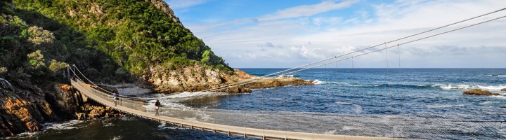 Hangbrug over de Storms River Mouth aan de Garden Route in Zuid-Afrika.