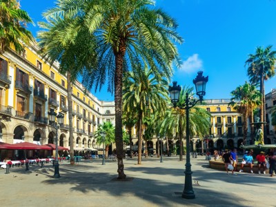 Palmen en historische gebouwen op Plaça Reial in Barcelona, start van de familiereis Spanje & Portugal (22 dagen).