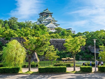 Osaka Castle boven het groen langs de gracht, Route Japan (vanaf april ) dag 3.