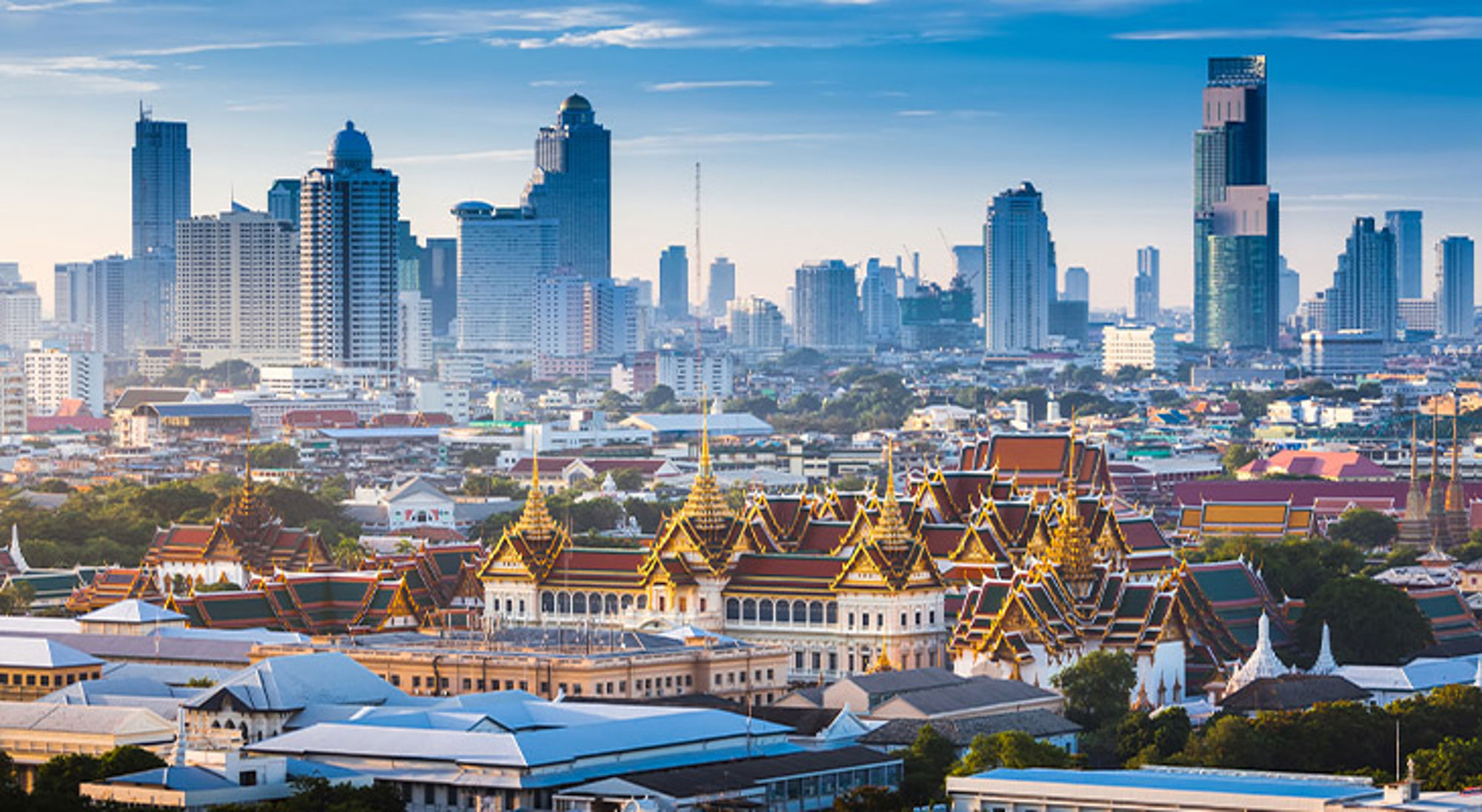 Bangkok Skyline van Bangkok met het Grand Palace en moderne wolkenkrabbers op de achtergrond.
