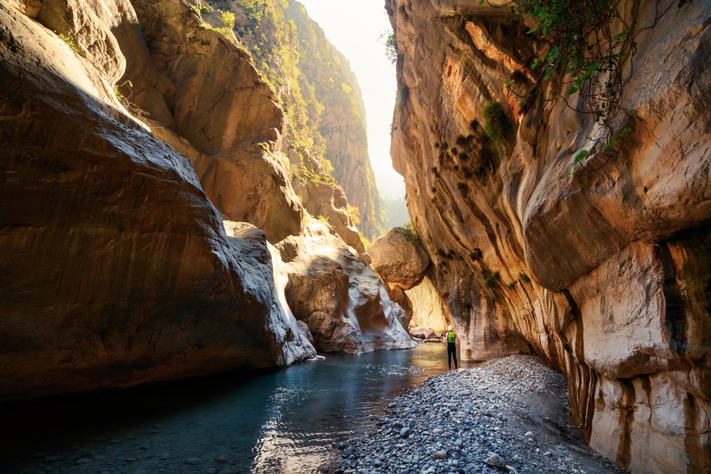 Wandelen door een smalle kloof met rivier aan de Turkse Turquoise Kust tijdens een familiereis Turkije.