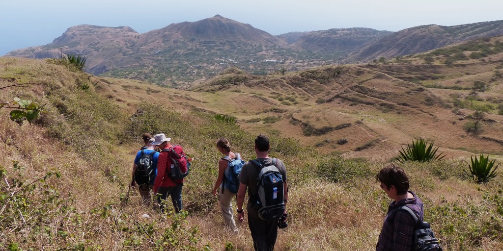 Wandelaars tijdens groepsrondreis Kaapverdische Eilanden in bergachtig landschap met valleien.