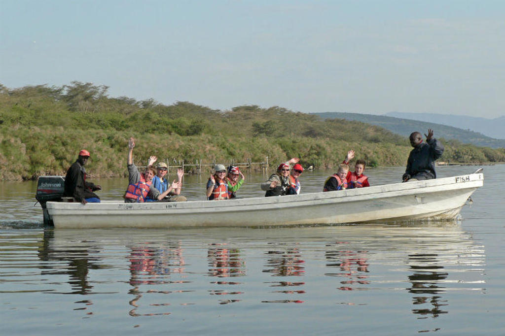 Gezin in reddingsvesten op boottocht over een meer in Kenia tijdens Familiereis Kenia Comfort.