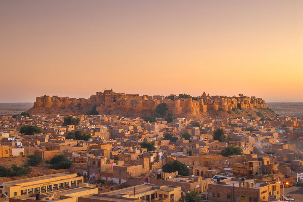 Zonsondergang over Jaisalmer met het Gouden Fort boven de stad, tijdens groepsrondreis Noord-India en Nepal.