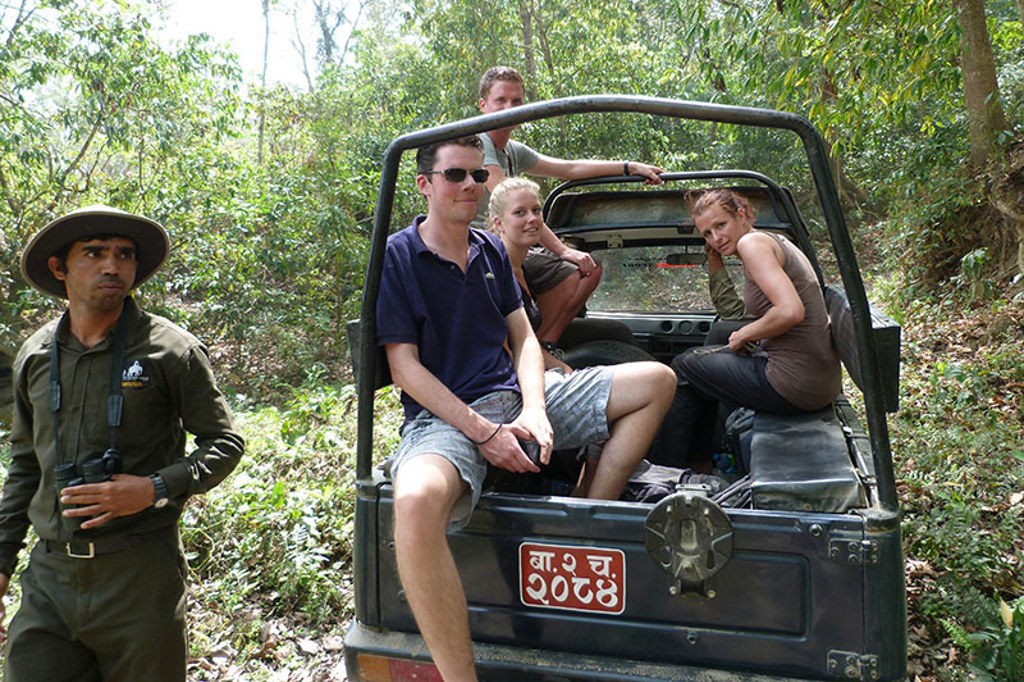 Familie op jeepsafari in nationaal park tijdens familiereis India en Nepal.