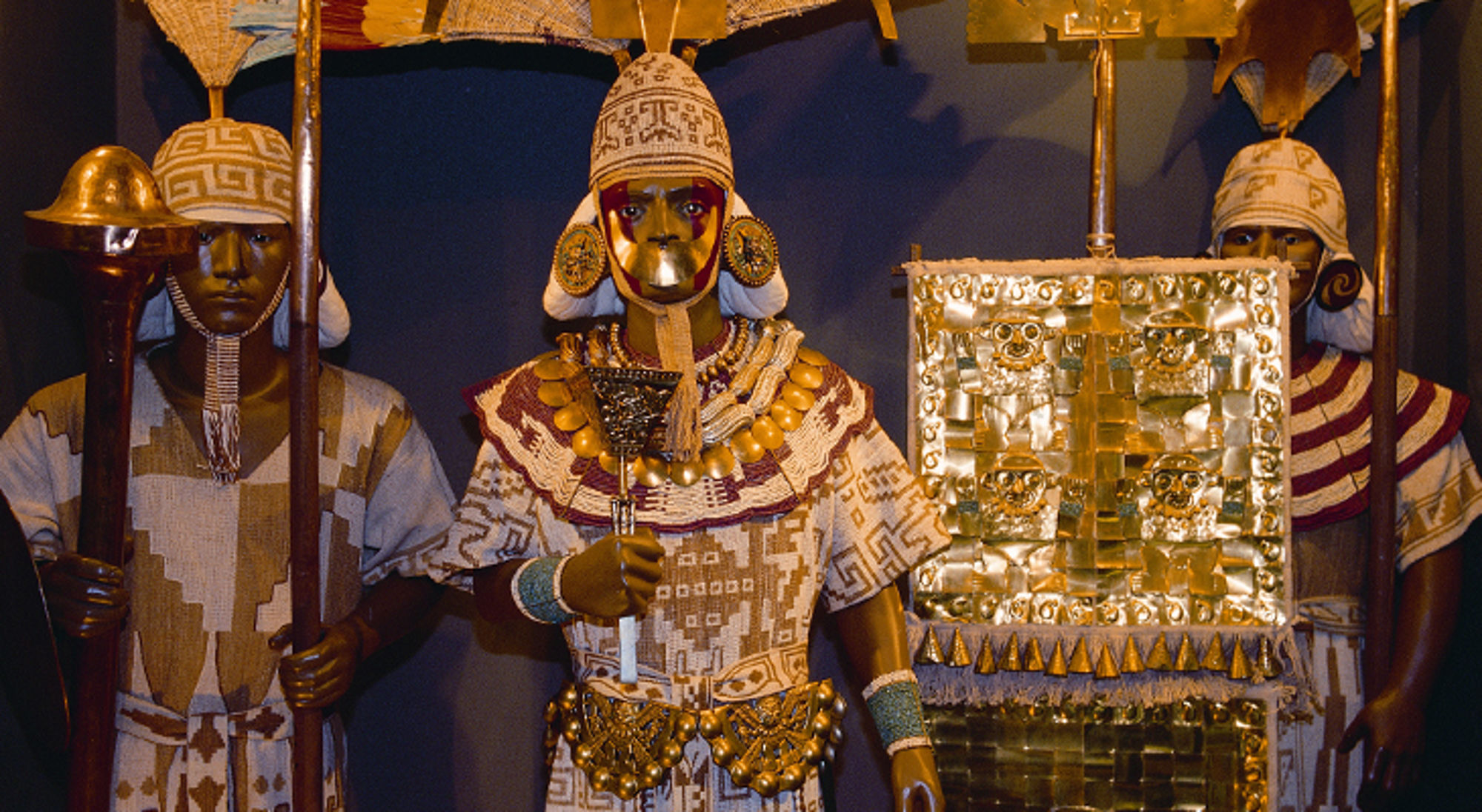 Inca-keizer met gouden masker en ceremoniële kleding, geflankeerd door wachters en een gouden troon.
