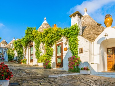 Trulli-huisjes met kegelvormige daken in Alberobello, langs de route Puglia en Matera.