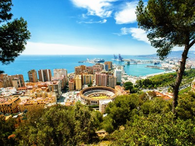 Uitzicht over Málaga met de arena en de haven aan de Costa del Sol, tijdens de Andalusië familiereis van 9 dagen.