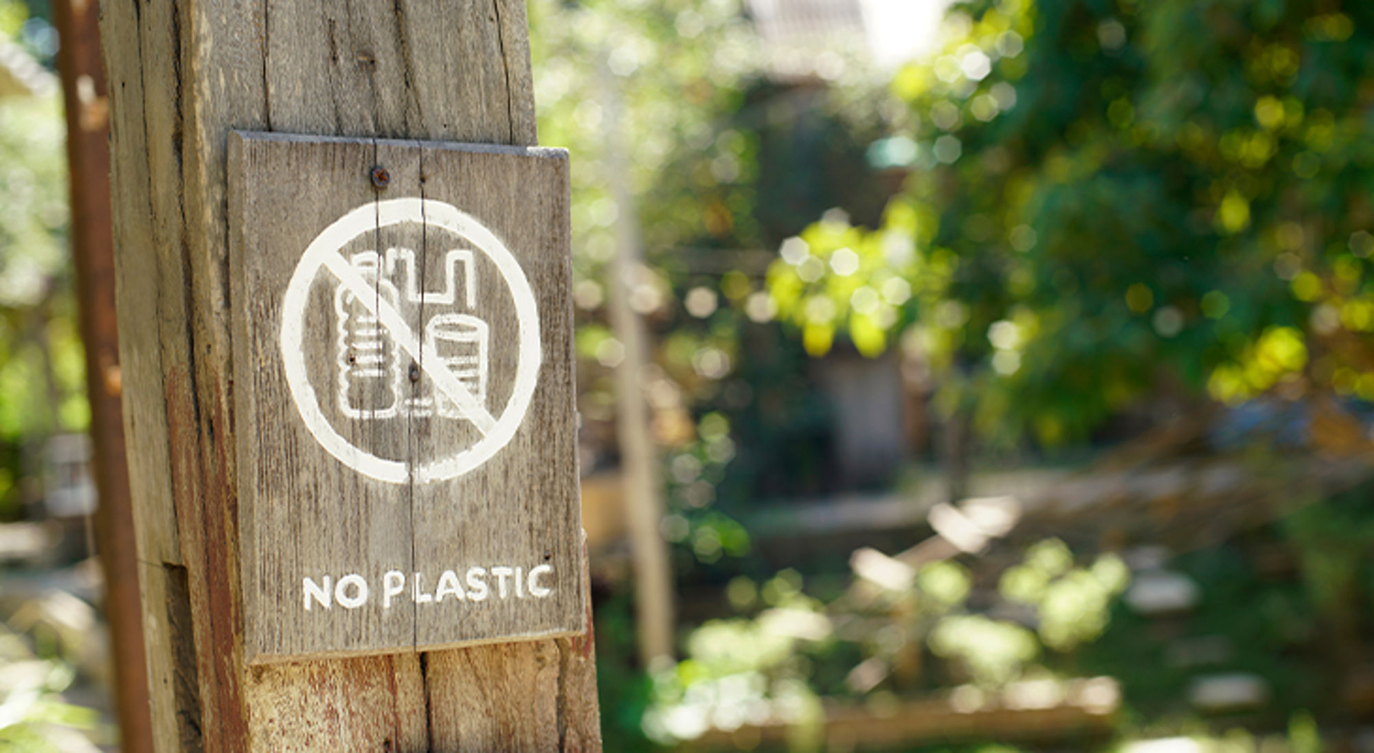 Plastic verboden Costa Rica Houten bord met ‘No plastic’-symbool en tekst, als oproep om geen plastic te gebruiken.