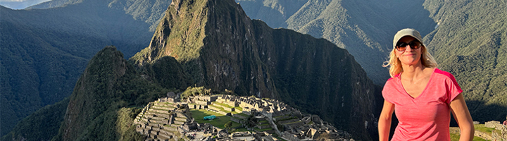 Erica bij Machu Picchu, hoogtepunt van haar gewonnen droomreis door Peru.