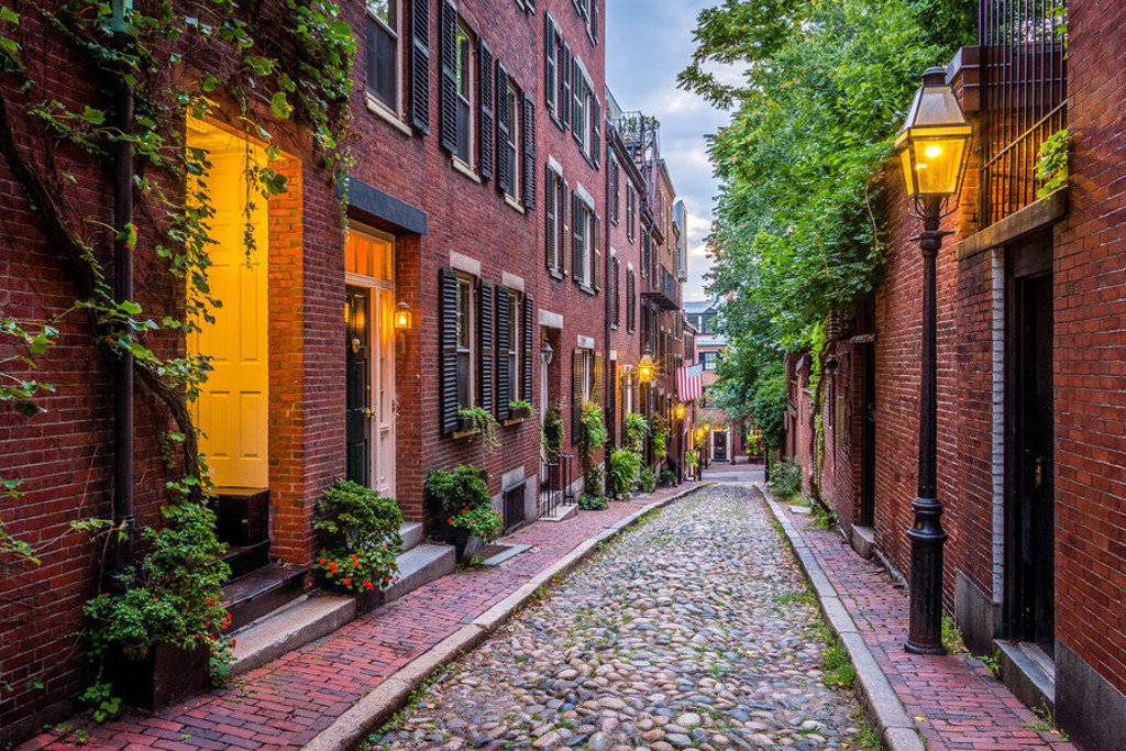 Sfeervolle kasseienstraat met bakstenen huizen en straatlantaarns in Boston, tijdens groepsrondreis Verenigde Staten Noordoost.